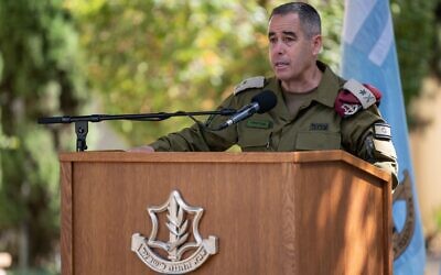 Le général Nimrod Aloni, chef sortant du Corps des Profondeurs, s'exprimant lors d'une cérémonie de passation de pouvoir, le 29 septembre 2025. (Crédit : Armée israélienne)