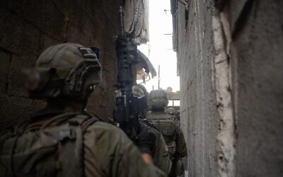 Des soldats de l'armée israélienne en opération à Gaza-City, sur une photo publiée le 24 septembre 2025 (Crédit : Armée israélienne)