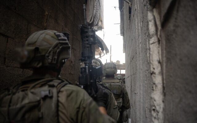 Des soldats de l'armée israélienne en opération à Gaza-City, sur une photo publiée le 24 septembre 2025 (Crédit : Armée israélienne)