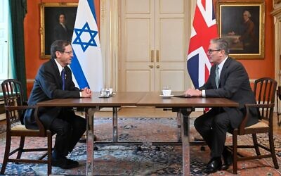 Le président Isaac Herzog (à gauche) et le Premier ministre britannique Keir Starmer, au 10 Downing Street, à Londres, le 10 septembre 2025. (Crédit : Kobi Gideon/GPO)