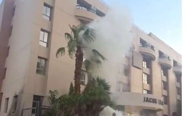 Dégâts observés à la suite d’une attaque présumée par drone à Eilat le 18 septembre 2025. (Crédit : Capture d’écran/X) Dégâts observés à la suite d’une attaque présumée par drone à Eilat le 18 septembre 2025. (Crédit : Capture d’écran/X)