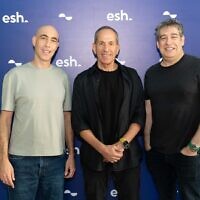 Les cofondateurs de la banque numérique Esh Bank Israel, Nir Zuk (à droite) et Yuval Aloni (à gauche), aux côtés de son président Shmuel Hauser (au centre), le 15 septembre 2025. (Crédit : Autorisation)