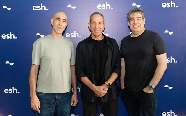 Les cofondateurs de la banque numérique Esh Bank Israel, Nir Zuk (à droite) et Yuval Aloni (à gauche), aux côtés de son président Shmuel Hauser (au centre), le 15 septembre 2025. (Crédit : Autorisation)