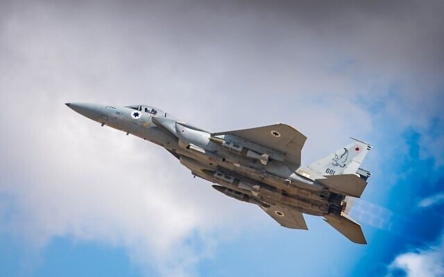 Un avion de chasse F-15 de l'armée de l'air israélienne décollant pour mener des frappes aériennes contre les Houthis au Yémen, le 25 septembre 2025. (Crédit : Armée israélienne)