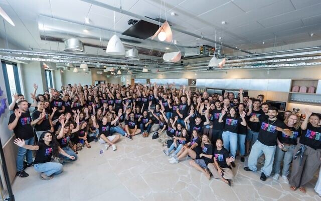 L'équipe Gong au centre de R&D israélien, septembre 2025. (Crédit : Autorisation)