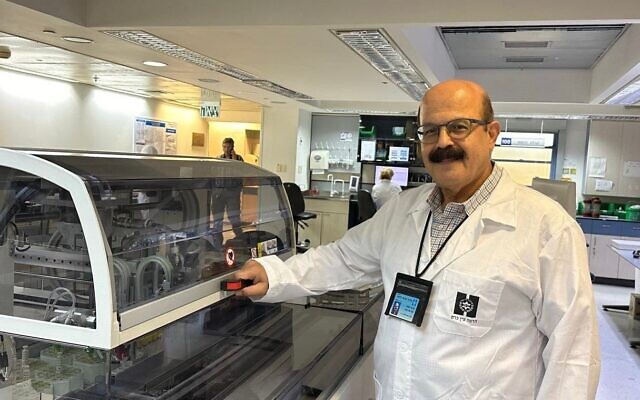 Pr. Abd Al-Roof Higazi, directeur de la division de biochimie clinique et de biologie médicale à l’hôpital Hadassah de Jérusalem. (Crédit : Hôpital Hadassah)