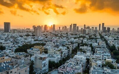 Le soleil se lève sur Tel Aviv, octobre 2019. (ZZ3701 via iStock par Getty Images)