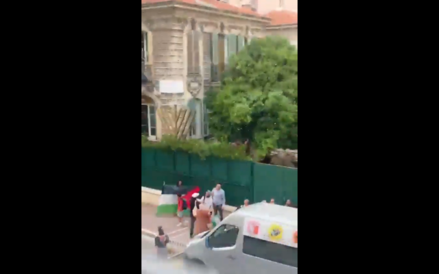 Des militants pro-palestiniens tentent de s'introduire dans une synagogue de Nice, le 4 septembre 2025. (Capture d'écran X)