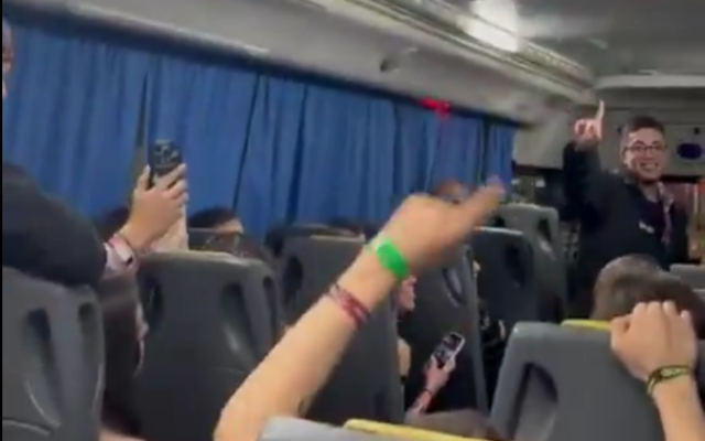 Un responsable sourit devant des étudiants argentins qui scandent "Aujourd'hui, nous brûlons les Juifs" lors d'un voyage de fin d'études, dans une capture d'écran d'une vidéo qui est devenue virale le 28 septembre 2025. (Crédit : X) Un responsable sourit devant des étudiants argentins qui scandent "Aujourd'hui, nous brûlons les Juifs" lors d'un voyage de fin d'études, dans une capture d'écran d'une vidéo qui est devenue virale le 28 septembre 2025. (Crédit : X)