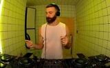 Le DJ israélien Roi Perez lors du HÖR BERLIN en février 2023. (Capture d'écran/HÖR BERLIN via JTA)