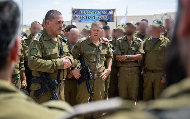 Le chef d'état-major de l'armée israélienne, le lieutenant-général Eyal Zamir, s'adressant aux réservistes qui se sont présentés à la base de Nachshonim, après avoir été mobilisés en vue de la prise de contrôle militaire de Gaza-City, le 2 septembre 2025. (Crédit : Armée israélienne) Le chef d'état-major de l'armée israélienne, le lieutenant-général Eyal Zamir, s'adressant aux réservistes qui se sont présentés à la base de Nachshonim, après avoir été mobilisés en vue de la prise de contrôle militaire de Gaza-City, le 2 septembre 2025. (Crédit : Armée israélienne)