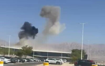 De la fumée s'élevant après l'impact d'un drone explosif à l'aéroport Ramon, dans le sud d'Israël, le 7 septembre 2025. (Crédit : Réseaux sociaux ; utilisée conformément à la clause 27a de la loi sur le droit d'auteur)