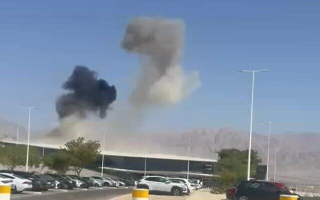 De la fumée s'élevant après l'impact d'un drone explosif à l'aéroport Ramon, dans le sud d'Israël, le 7 septembre 2025. (Crédit : Réseaux sociaux ; utilisée conformément à la clause 27a de la loi sur le droit d'auteur)
