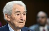 Le défunt président de la Holocaust Survivors Foundation USA (HSF), David Schaecter, assistant à une audience de la commission spéciale du Sénat américain sur le vieillissement intitulée « Plus jamais ça : lutter contre la montée de l'antisémitisme et soutenir les Américains âgés », au Capitole, à Washington, le 30 avril 2025. (Crédit : Mandel Ngan/AFP via la JTA)