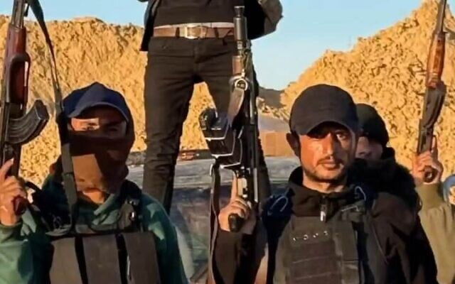 Yasser Abu Shabab (à droite) et les membres de sa milice à Gaza apparaissent dans une vidéo non datée publiée par le groupe. (Crédit : Capture d'écran Facebook, clause 27a de la loi sur le droit d'auteur)