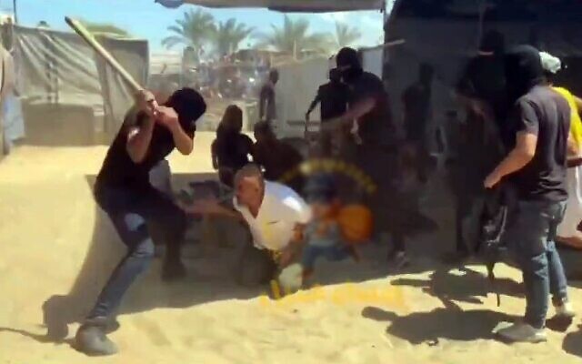 Une vidéo partagée par des comptes de réseaux sociaux affiliés au Hamas montre des membres du groupe terroriste en train de passer à tabac des commerçants à Khan Younès, dans le sud de la bande de Gaza, pour avoir refusé d'accepter des paiements en espèces. (Crédit : Capture d'écran/X ; utilisée conformément à la clause 27a de la loi sur le droit d'auteur)