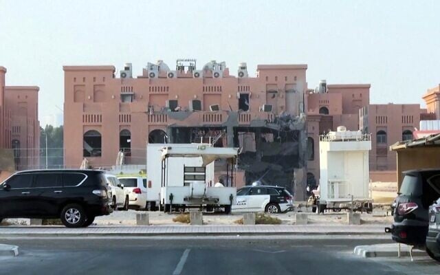 Le bâtiment endommagé après une frappe aérienne israélienne visant les dirigeants du Hamas, à Doha, au Qatar, le 9 septembre 2025 (Crédit : Capture d'écran/Reuters) Le bâtiment endommagé après une frappe aérienne israélienne visant les dirigeants du Hamas, à Doha, au Qatar, le 9 septembre 2025 (Crédit : Capture d'écran/Reuters)