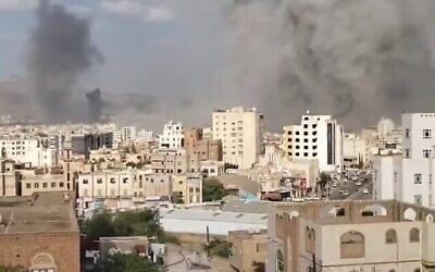 Des images publiées sur les réseaux sociaux le 25 septembre 2025 montrent des panaches de fumée en train de s'élever dans le ciel de Sanaa, au Yémen, suite à des frappes aériennes israéliennes. (Capture d'écran : X ; utilisée conformément à l'article 27a de la loi sur les droits d'auteur)