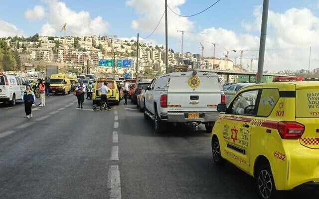 Les premiers secours arrivant sur les lieux d'une attaque terroriste, au carrefour Ramot, à l'entrée de Jérusalem, le 8 septembre 2025. (Crédit : Service de secours du Magen David Adom) Les premiers secours arrivant sur les lieux d'une attaque terroriste, au carrefour Ramot, à l'entrée de Jérusalem, le 8 septembre 2025. (Crédit : Service de secours du Magen David Adom)