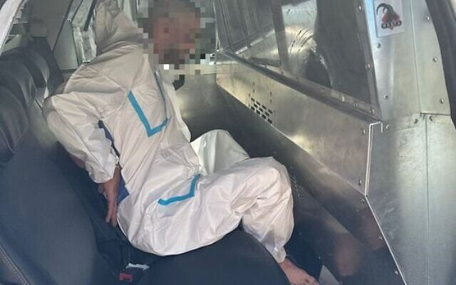 Un suspect arrêté après une attaque terroriste au couteau dans un hôtel du kibboutz Tzuba, près de Jérusalem, le 12 septembre 2025. (Crédit : Porte-parole de la police israélienne)