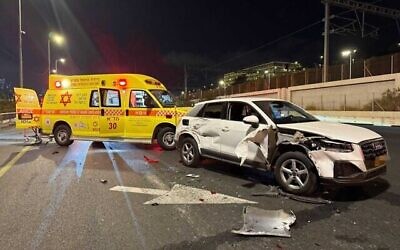 Un véhicule endommagé, à côté d’une ambulance, après un accident de voiture dans lequel est impliqué le chanteur israélien Gidi Gov, sur l’autoroute Ayalon, le 15 septembre 2025. (Magen David Adom)
