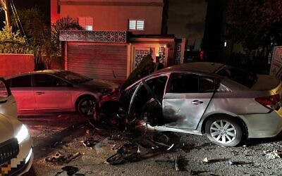 Les restes d'une voiture qui a explosé et gravement blessé un homme à Ibtin, une ville arabe de Galilée occidentale, le 25 septembre 2025. (Crédit : Service de secours du Magen David Adom)