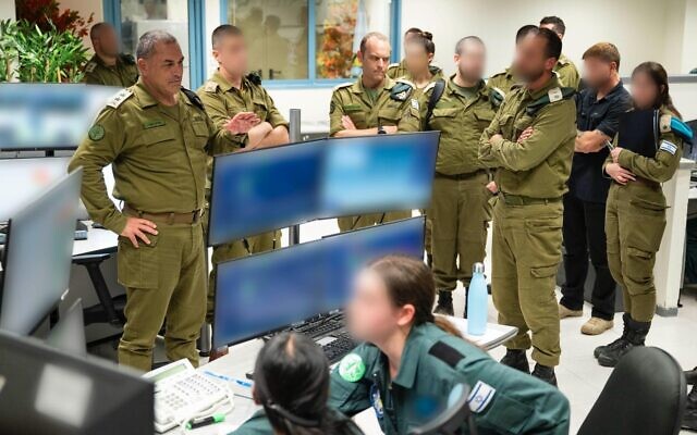 Le chef d'état-major de l'armée israélienne, le lieutenant-général Eyal Zamir (au centre), s'adressant aux soldats de l'unité 9 900 du Directorat des Renseignements militaires, aux côtés du chef du Directorat, le major-général Shlomi Binder, le 28 septembre 2025. (Crédit : Armée israélienne) Le chef d'état-major de l'armée israélienne, le lieutenant-général Eyal Zamir (au centre), s'adressant aux soldats de l'unité 9 900 du Directorat des Renseignements militaires, aux côtés du chef du Directorat, le major-général Shlomi Binder, le 28 septembre 2025. (Crédit : Armée israélienne)