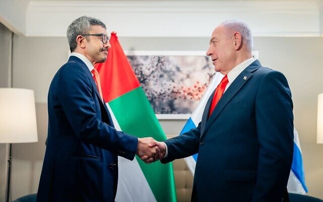Le ministre émirati des Affaires étrangères, Cheikh Abdullah ben Zayed (à gauche) serrant la main du Premier ministre Benjamin Netanyahu lors d'une rencontre en marge de l'Assemblée générale des Nations unies, à New York, le 26 septembre 2025. (Ministère des Affaires étrangères des Émirats arabes unis via X) Le ministre émirati des Affaires étrangères, Cheikh Abdullah ben Zayed (à gauche) serrant la main du Premier ministre Benjamin Netanyahu lors d'une rencontre en marge de l'Assemblée générale des Nations unies, à New York, le 26 septembre 2025. (Ministère des Affaires étrangères des Émirats arabes unis via X)
