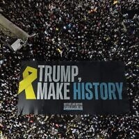 Des manifestants brandissent une grande banderole appelant le président américain Donald Trump à « entrer dans l'histoire » en mettant fin à la guerre à Gaza et en ramenant les otages chez eux, lors d'une manifestation à Tel Aviv le 30 août 2025. (Crédit : Yair Palti/Forum des familles des otages et des disparus)