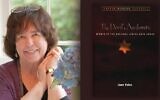 Jane Yolen et son livre le plus célèbre, « The Devil's Arithmetic » (Crédit : Autorisation de Jason Stemple et Penguin Random House via JTA)