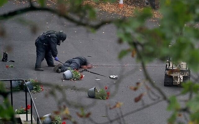 Un démineur recueille des preuves près du corps d'un homme, soupçonné d'être le terroriste, sur les lieux d'un attentat meurtrier perpétré devant une synagogue, au nord de Manchester, en Grande-Bretagne, le 2 octobre 2025. (Crédit : REUTERS/Hannah McKay) Un démineur recueille des preuves près du corps d'un homme, soupçonné d'être le terroriste, sur les lieux d'un attentat meurtrier perpétré devant une synagogue, au nord de Manchester, en Grande-Bretagne, le 2 octobre 2025. (Crédit : REUTERS/Hannah McKay)