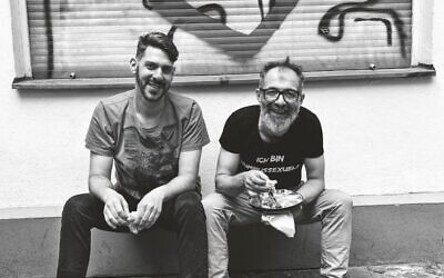 Jalil Dabit, à droite, porte un t-shirt sur lequel est écrit : "Je suis un houmousexuel". Lui et Oz Ben David ont ouvert Kanaan en 2015. (Crédit : Elisabeth Patrikiou via JTA)