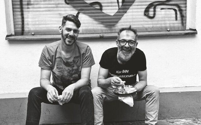 Jalil Dabit, à droite, porte un t-shirt sur lequel est écrit : "Je suis un houmousexuel". Lui et Oz Ben David ont ouvert Kanaan en 2015. (Crédit : Elisabeth Patrikiou via JTA)