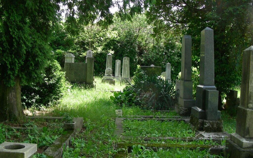 Le cimetière juif de Lendava, en Slovénie, qui remonte à la seconde moitié du XIXe siècle, photographié ici en 2007. (Crédit : Peter Buck/ Domaine public)