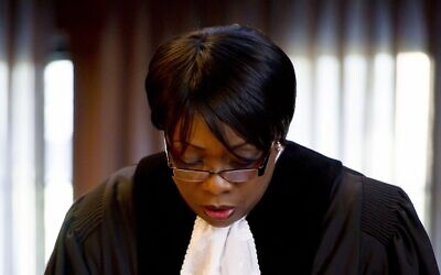 La juge ougandaise Julia Sebutinde prononce sa déclaration solennelle en tant que nouvelle membre de la CIJ dans la Grande Salle de Justice du Palais de la Paix à La Haye, le 12 mars 2012. (Crédit : cour internationale de justice) La juge ougandaise Julia Sebutinde prononce sa déclaration solennelle en tant que nouvelle membre de la CIJ dans la Grande Salle de Justice du Palais de la Paix à La Haye, le 12 mars 2012. (Crédit : cour internationale de justice)