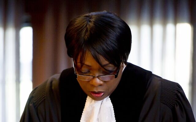 La juge ougandaise Julia Sebutinde prononce sa déclaration solennelle en tant que nouvelle membre de la CIJ dans la Grande Salle de Justice du Palais de la Paix à La Haye, le 12 mars 2012. (Crédit : cour internationale de justice) La juge ougandaise Julia Sebutinde prononce sa déclaration solennelle en tant que nouvelle membre de la CIJ dans la Grande Salle de Justice du Palais de la Paix à La Haye, le 12 mars 2012. (Crédit : cour internationale de justice)