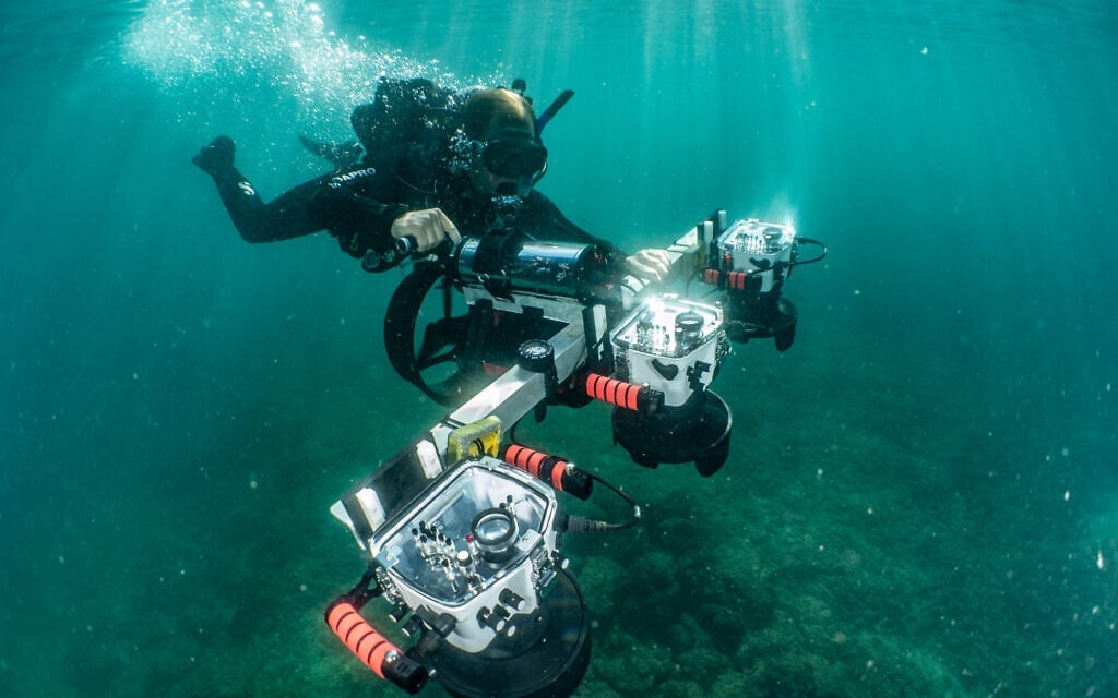 Les nouvelles technologies offrent une contribution importante à l'archéologie sous-marine, selon le professeur Thomas Levy de l'UC San Diego, auteur d'un article annonçant la découverte de trois épaves des temps bibliques (11e au 7e siècle av. J.-C.) au large des côtes du nord d'Israël, publié dans Antiquity en août 2025. Sur la photo, un appareil de photogrammétrie à trois caméras. (Amir Yurman/ Université de Haïfa) Les nouvelles technologies offrent une contribution importante à l'archéologie sous-marine, selon le professeur Thomas Levy de l'UC San Diego, auteur d'un article annonçant la découverte de trois épaves des temps bibliques (11e au 7e siècle av. J.-C.) au large des côtes du nord d'Israël, publié dans Antiquity en août 2025. Sur la photo, un appareil de photogrammétrie à trois caméras. (Amir Yurman/ Université de Haïfa)