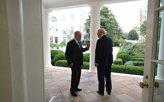 Le Premier ministre israélien Benjamin Netanyahu (à gauche) s'entretient avec le président américain Donald Trump à la Maison Blanche à Washington DC, où Trump présente un plan visant à mettre fin à la guerre à Gaza lors d'une conférence de presse conjointe avec Netanyahu, le 29 septembre 2025. (Crédit : Avi Ohayon / GPO, via Reuters)