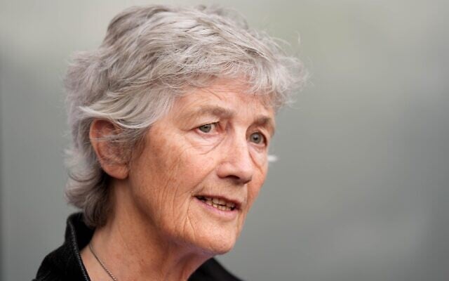 La candidate à la présidence irlandaise, Catherine Connolly, s'adressant aux médias lors d'une visite aux bureaux d'Alone, à Dublin, le 8 octobre 2025. (Crédit : PA Images via Reuters Connect) La candidate à la présidence irlandaise, Catherine Connolly, s'adressant aux médias lors d'une visite aux bureaux d'Alone, à Dublin, le 8 octobre 2025. (Crédit : PA Images via Reuters Connect)
