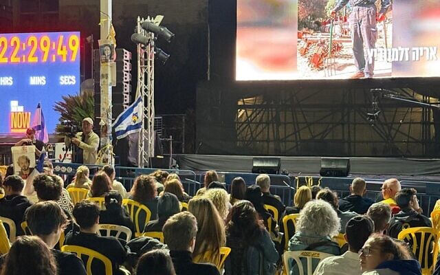 Une foule rassemblée sur la Place des Otages, à Tel Aviv, aux premières heures du matin, attend la libération des otages de Gaza, le 13 octobre 2025. (Crédit : Forum des familles des otages et disparus) Une foule rassemblée sur la Place des Otages, à Tel Aviv, aux premières heures du matin, attend la libération des otages de Gaza, le 13 octobre 2025. (Crédit : Forum des familles des otages et disparus)