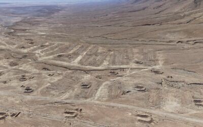 Vue aérienne prise par un drone du site du charnier situé dans le désert près de la ville de Doumeir, dans l'est de la Syrie, le 27 février 2025. Une enquête de Reuters a révélé que le gouvernement Assad y avait secrètement transporté par camion des milliers de corps provenant d'un charnier à ciel ouvert situé dans la banlieue de Damas, à Qutayfah, entre 2019 et 2021. (Crédit : REUTERS/Khalil Ashawi)