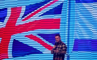 L'activiste britannique de droite dure et anti-islam Stephen Yaxley-Lennon, connu sous le nom de Tommy Robinson, s'exprimant lors d'un discours, à Tel Aviv, le 18 octobre 2025. (Crédit : Ammar Awad/Reuters)