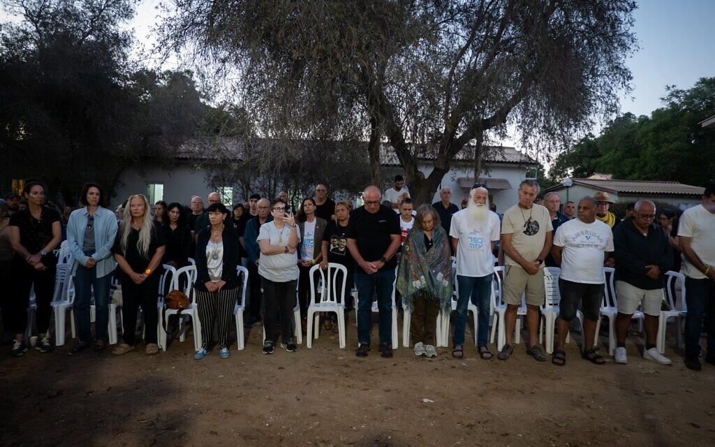 Les membres de Kfar Aza lors d'une cérémonie marquant les deux ans du pogrom commis par le Hamas, le 7 octobre 2025. (Crédit : Luke Tress/Times of Israel)