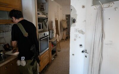 L'entrée de la maison de Sivan Elkabets et Naor Hasidim, à Kfar Aza, le 7 octobre 2025. (Crédit : Luke Tress/Times of Israel)