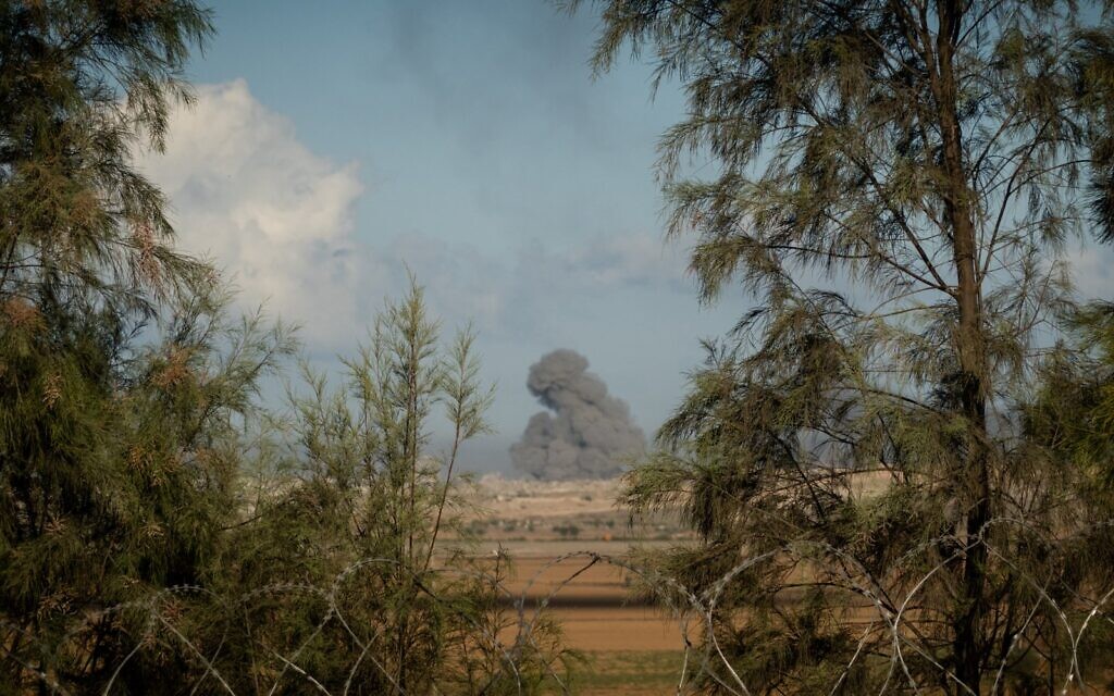 Une explosion à Gaza, vue depuis Kfar Aza en Israël, le 7 octobre 2025. (Crédit : Luke Tress/Times of Israel)