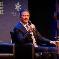 L'ancien chef du Mossad, Yossi Cohen, s'exprime lors d'une conférence Shurat HaDin à New York, le 27 octobre 2025. (Crédit : Luke Tress/Times of Israel)