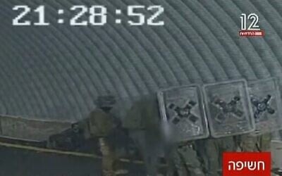 Cette vidéo divulguée et diffusée par la chaîne N12 le 6 août 2024 prétend montrer des soldats maltraitant un détenu palestinien au centre de détention de Sde Teiman, dans le sud d'Israël, le 5 juillet 2024. (Crédit : Capture d'écran : Channel 12)