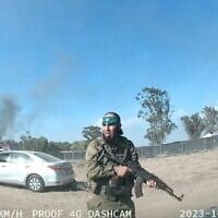 Une capture d'écran d'une vidéo UGC publiée sur la chaîne Telegram « South First Responders » le 9 octobre 2023 montre un terroriste palestinien se promenant sur le site du festival de musique Supernova, près du kibboutz Reïm, dans le sud d'Israël, le 7-Octobre. (Crédit : South First Responders/AFP)
