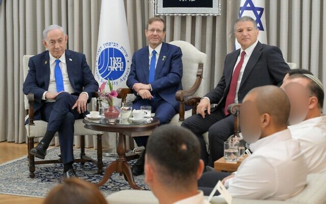 De gauche à droite : le Premier ministre Benjamin Netanyahu, le président Isaac Herzog et le chef du Shin Bet David Zini assistent à une cérémonie en l'honneur des employés exceptionnels de l'agence de sécurité Shin Bet, le 27 octobre 2025. (Crédit : Maayan Toaf/GPO) De gauche à droite : le Premier ministre Benjamin Netanyahu, le président Isaac Herzog et le chef du Shin Bet David Zini assistent à une cérémonie en l'honneur des employés exceptionnels de l'agence de sécurité Shin Bet, le 27 octobre 2025. (Crédit : Maayan Toaf/GPO)