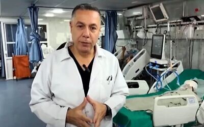 Hussam Abu Safiya, directeur de l'hôpital Kamal Adwan, sur une capture d'écran non datée tirée d'une vidéo Democracy Now publiée sur YouTube le 14 janvier 2025. (Crédit : Capture d'écran Democracy Now ; utilisée conformément à la clause 27a de la loi sur le droit d'auteur) Hussam Abu Safiya, directeur de l'hôpital Kamal Adwan, sur une capture d'écran non datée tirée d'une vidéo Democracy Now publiée sur YouTube le 14 janvier 2025. (Crédit : Capture d'écran Democracy Now ; utilisée conformément à la clause 27a de la loi sur le droit d'auteur)